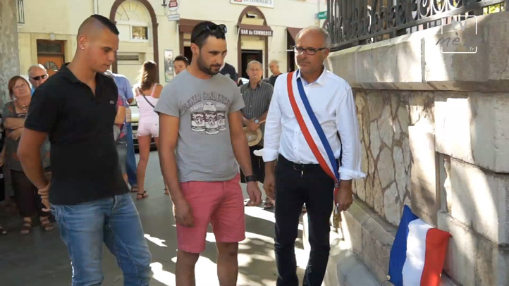 Plaque commémorative sur le kiosque en l’honneur de Dimitri Bru