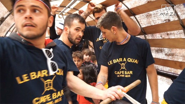 Corso fleuri de Mèze 2016 - Le boeuf sur la place Camille Vidal