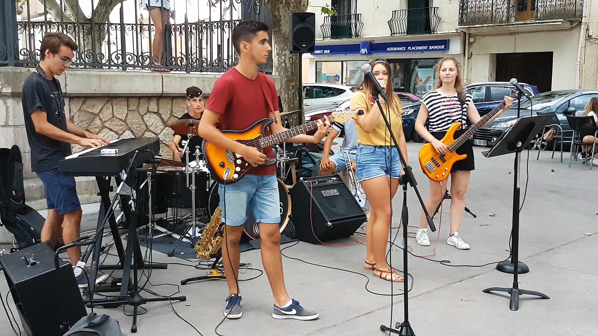 Les Good Vibes interprêtent "Tell me"