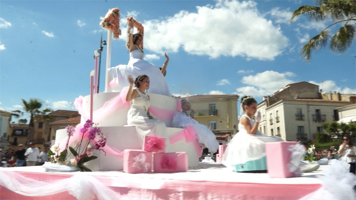 40 ème corso de la ville de Mèze - Le char de la reine