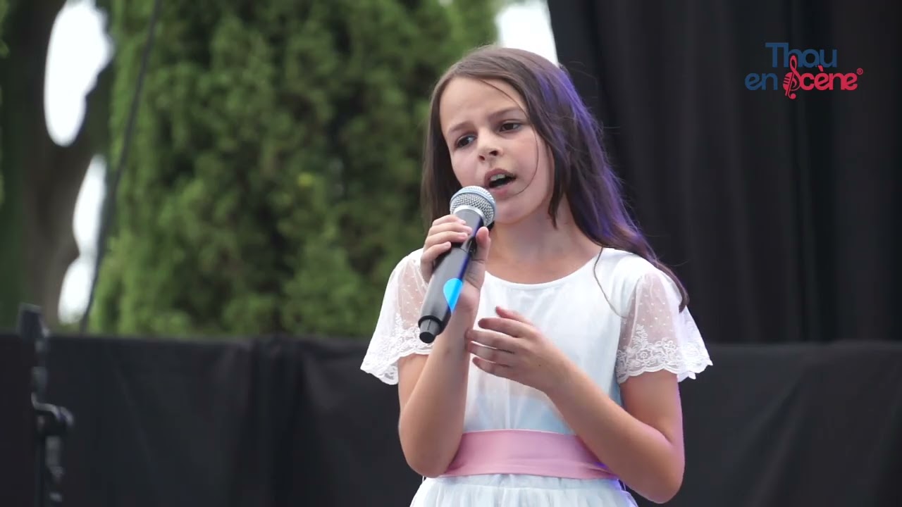 Ilana interprète "Voila" de Barbara Pravi – Finale Thau en Scène 2025