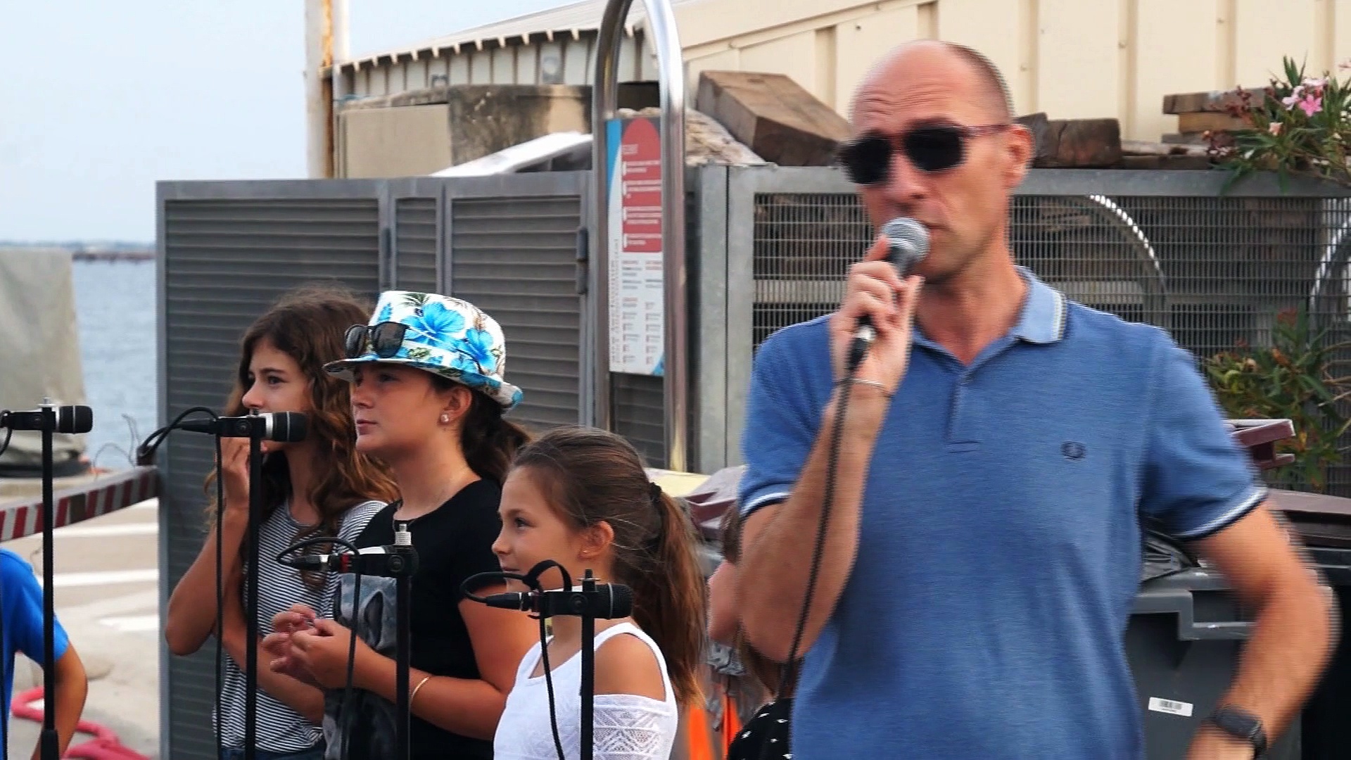 Ndobo-Emma en compagnie des petits stagiaires percusionnistes