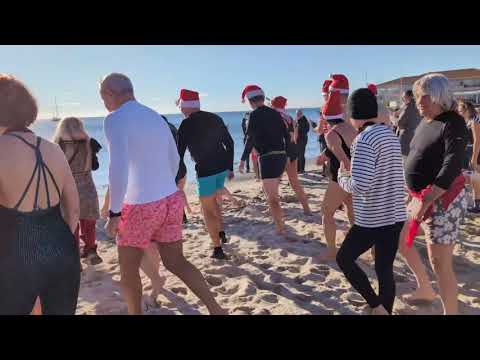Traditionnel bain de Noël à Mèze
